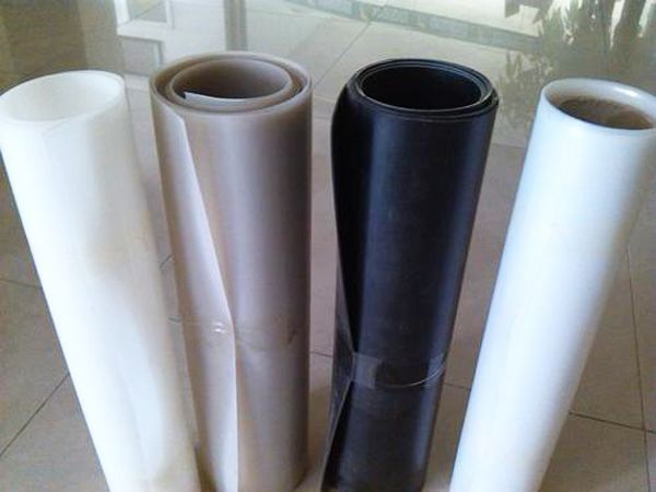 防滲膜和塑料膜哪個更適合養(yǎng)殖場使用呢